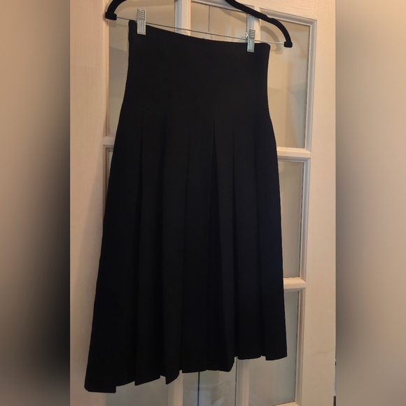 Aleeza Chic Black Midi Wonder Skirt With Pleats - Picture 5 of 8